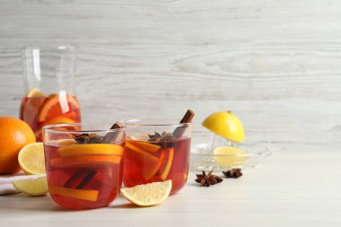 Aromatik kokteyl ve beyaz ahşap masadaki malzemeler. Metin için boşluk