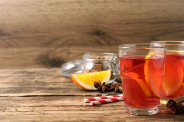 Aromatik kokteyl ve ahşap masa malzemeleri. Metin için boşluk