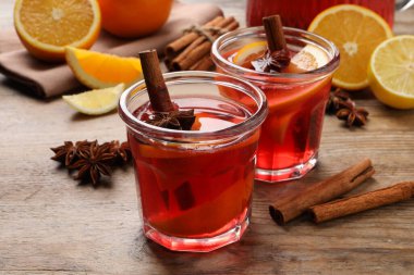 Aromatik kokteyl ve ahşap masa malzemeleri.