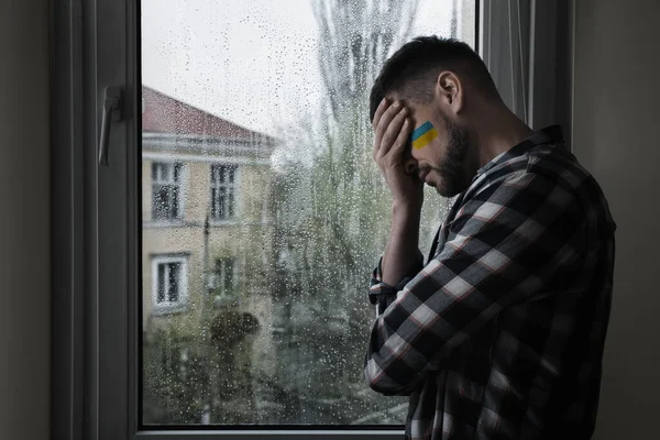 Hombre Molesto Con Imagen Bandera Ucrania Mejilla Cerca Ventana Casa — Foto de Stock