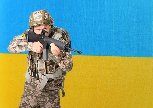 Soldado Armado Uniforme Camuflaje Militar Bandera Ucraniana Fondo Espacio Para — Foto de Stock
