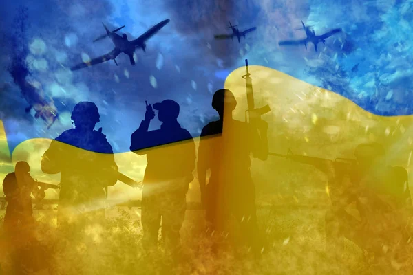 Silhouetten Von Soldaten Und Ukrainische Nationalflagge Doppelbelichtung — Stockfoto