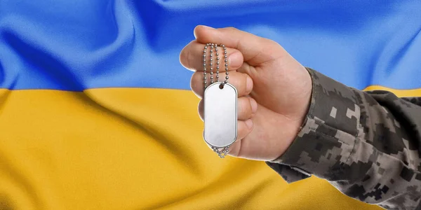 Närbild Soldat Uniform Håller Militär Bricka Och Ukrainska Flagga Bakgrunden — Stockfoto