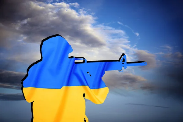 Ukrayna Bayrağı Renginde Asker Silueti Bulutlu Gökyüzüne Karşı Saldırı Tüfeğiyle — Stok fotoğraf