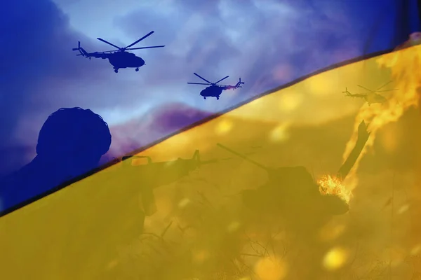 Подвійне Викриття Українського Національного Прапора Солдата Зброєю Зоні Бойових Дій — стокове фото
