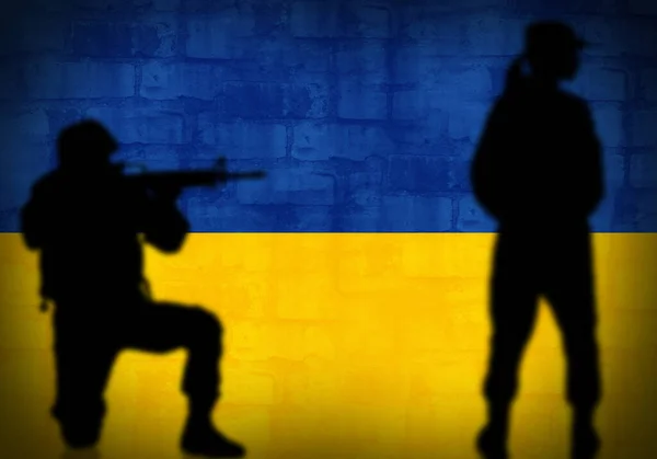 Sylwetki Żołnierzy Ceglane Ściany Malowane Ukraińskich Kolorach Flagi Tle Miejsce — Zdjęcie stockowe