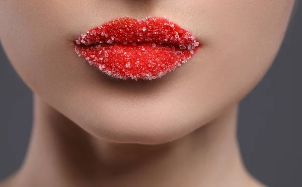 Mujer Con Hermosos Labios Cubiertos Azúcar Sobre Fondo Gris Primer —  Fotos de Stock