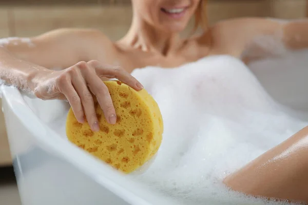 Mujer Con Esponja Tomando Baño Burbujas Primer Plano — Foto de Stock