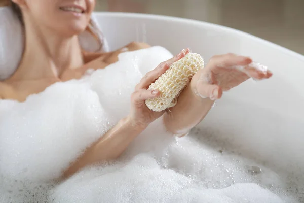 목욕을 하다가 팔뚝을 스펀지로 문지르는 — 스톡 사진