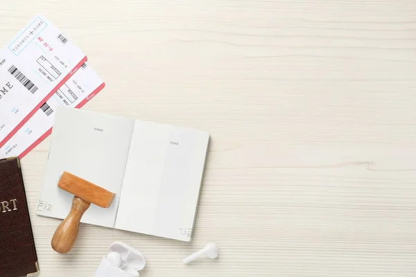 Composición Plana Con Pasaportes Sellos Billetes Avión Sobre Mesa Madera — Foto de Stock