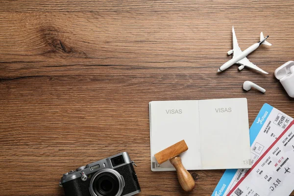 Composición Plana Con Pasaporte Sello Billetes Avión Sobre Mesa Madera — Foto de Stock