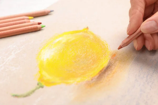 Donna Che Disegna Limone Carta Con Matita Pastello Tavola Primo — Foto Stock