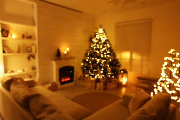 크리스마스 트리가 벽난로 근처에 화려하게 장식된 거실의 — 스톡 사진