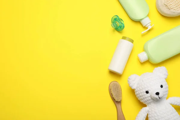 Platte Lay Compositie Met Baby Cosmetische Producten Gele Achtergrond Ruimte — Stockfoto