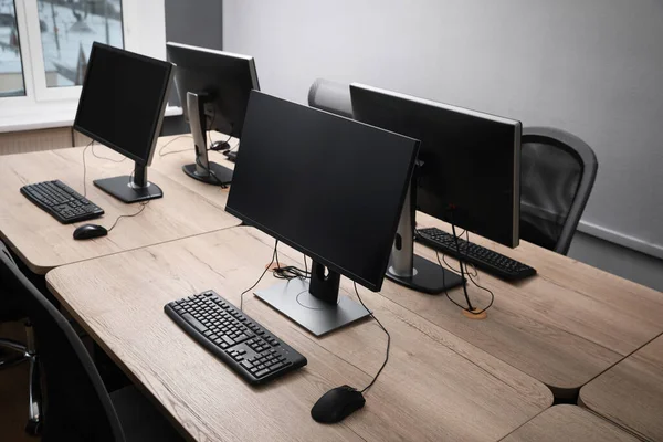 开放空间办公室里的许多现代计算机 — 图库照片