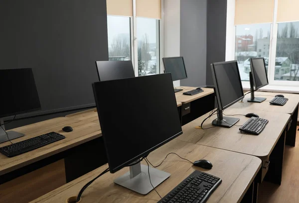 Açık uzay ofisindeki birçok modern bilgisayar