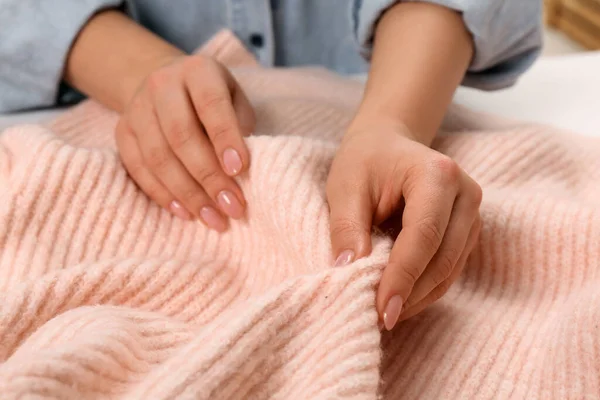 Kvinnan Vidrör Mjukt Rosa Stickat Tyg Närbild — Stockfoto