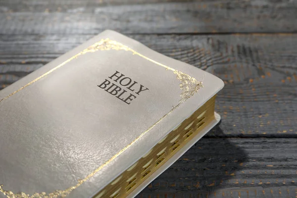 Gamla Inbundna Bibeln Grått Träbord Närbild Religiös Bok — Stockfoto