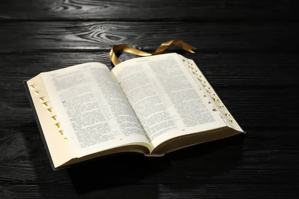 Öppen Bibel Svart Träbord Kristen Religiös Bok — Stockfoto