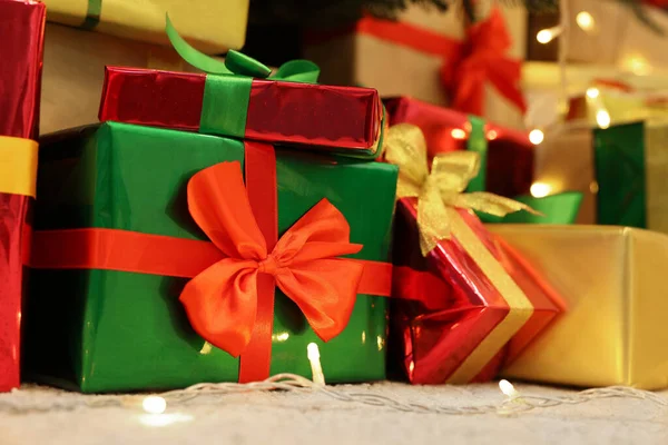 Veel Verschillende Geschenkdozen Feestelijke Verlichting Tapijt Close Kerstfeest — Stockfoto