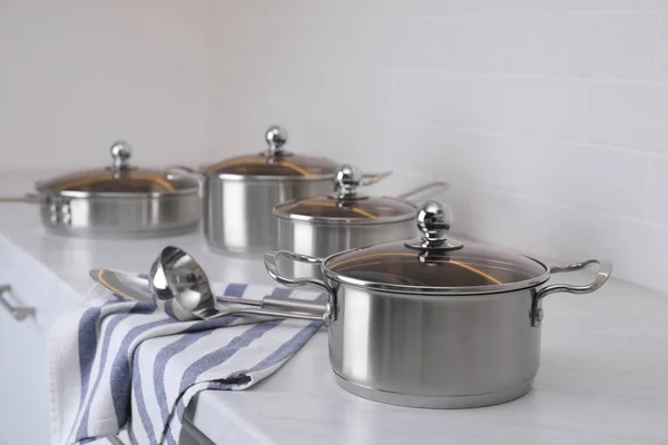 Набір Нового Чистого Посуду Посуду Стільниці Кухні — стокове фото