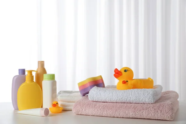 Toallas Patos Goma Productos Para Cuidado Del Bebé Mesa Blanca — Foto de Stock