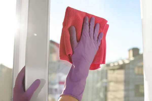 Jovem Mulher Limpeza Janela Vidro Com Pano Casa Close — Fotografia de Stock