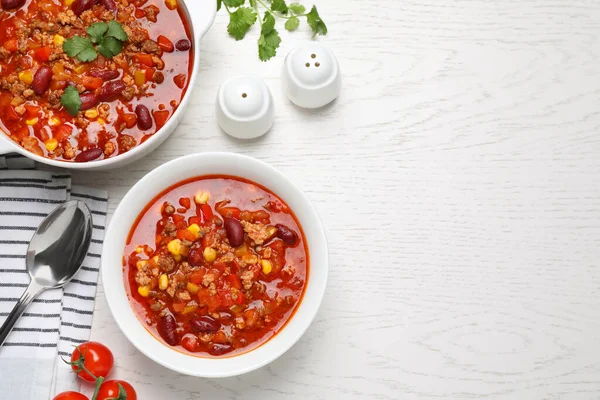 Saboroso Chili Con Carne Servido Mesa Madeira Branca Flat Lay — Fotografia de Stock