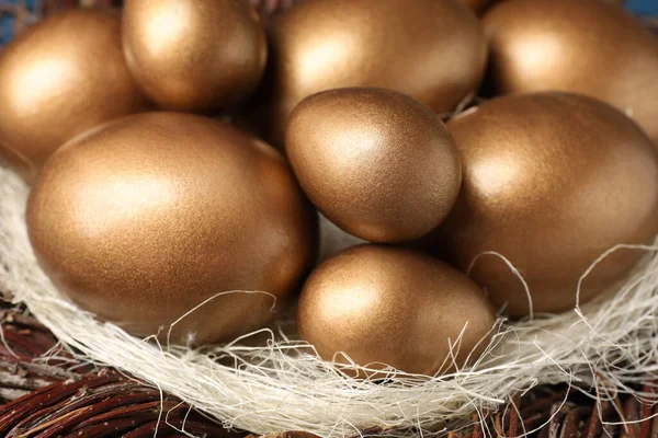 Πολλά Λαμπερά Χρυσά Αυγά Στη Φωλιά Κοντά — Φωτογραφία Αρχείου