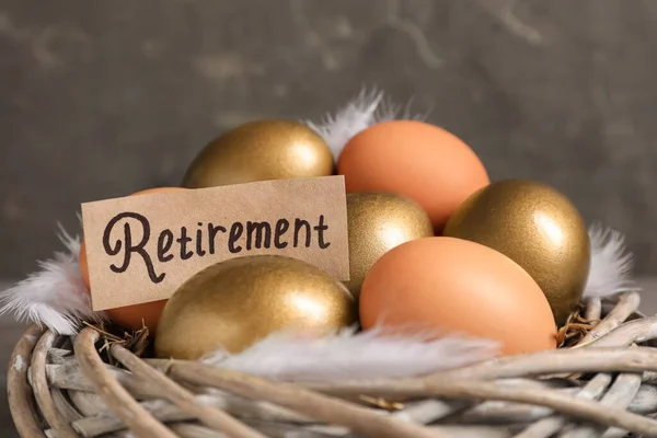 Ovos Diferentes Cartão Com Palavra Aposentadoria Ninho Close Conceito Pensão — Fotografia de Stock