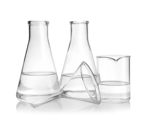 Vidros Laboratório Com Líquido Transparente Sobre Fundo Branco — Fotografia de Stock