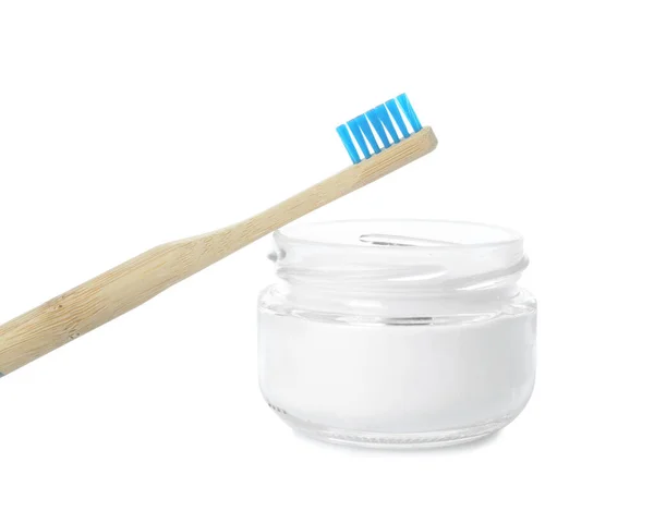 Bambus Zahnbürste Und Schüssel Mit Backpulver Auf Weißem Hintergrund — Stockfoto