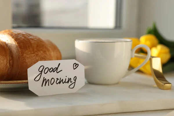 Tasse Kaffee Croissant Und Karte Mit Phrase Gutes Mornen Fensternähe — Stockfoto