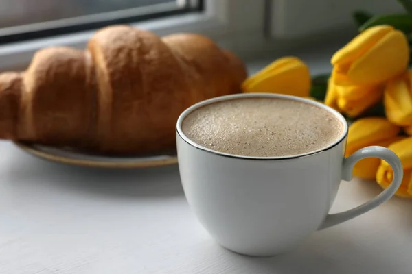 Köstlicher Morgenkaffee Croissant Und Blumen Fensternähe Nahaufnahme — Stockfoto