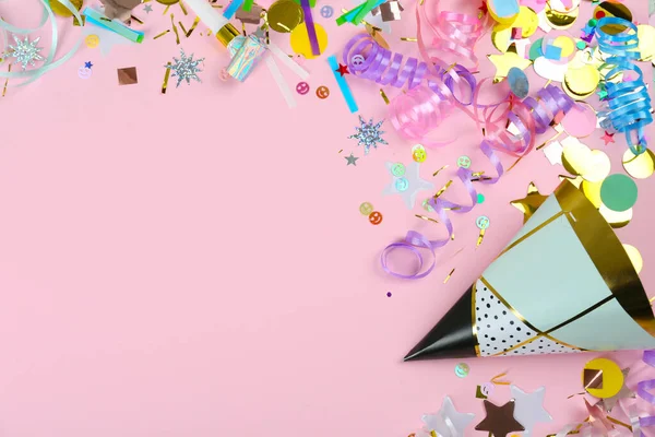 Bunte Luftschlangen Partyhut Horn Und Konfetti Auf Rosa Hintergrund Flache — Stockfoto