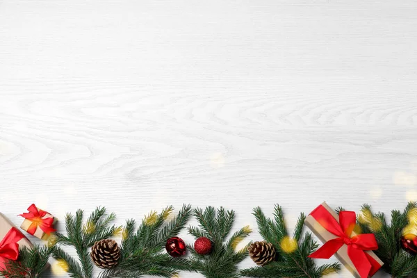 문자를 크리스마스 인사말 배경에는 전나무 가지와 축제용 장식용 장식용 장식용 — 스톡 사진