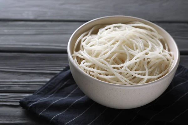 맛있는 국수와 식탁에 — 스톡 사진