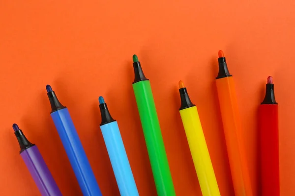 Muchos Marcadores Colores Sobre Fondo Naranja Plano Papelería Escolar — Foto de Stock