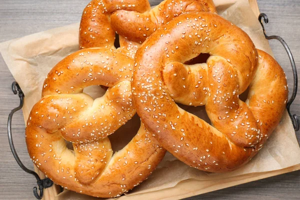 Bandeja Com Deliciosos Pretzels Mesa Madeira Vista Superior — Fotografia de Stock