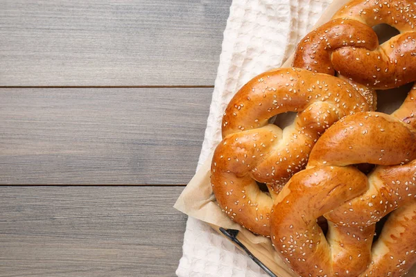 Deliciosos Pretzels Com Sementes Gergelim Mesa Madeira Vista Superior Espaço — Fotografia de Stock