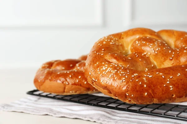 Saboroso Recém Assado Pretzels Grade Resfriamento Vista Close — Fotografia de Stock