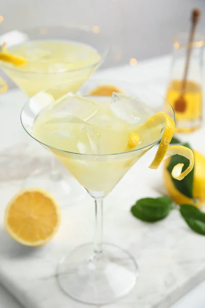 Läcker Knä Cocktail Med Och Citron Twist Vitt Bord — Stockfoto