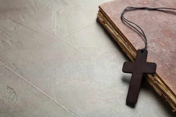 Cruz Cristã Madeira Bíblia Antiga Mesa Cinza Espaço Para Texto — Fotografia de Stock