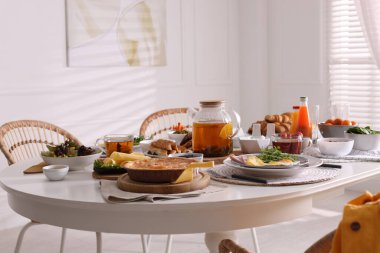 Brunch için açık büfe masasında birçok farklı yemek sunuluyor.