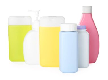 Beyaz arkaplanda bebek kozmetik ürünleri seti