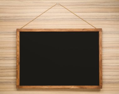 Ahşap duvarda asılı temiz siyah karatahta