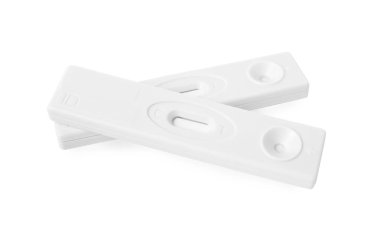 Beyaz arka planda hepatit için tek kullanımlık iki test.