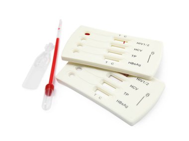 Beyaz arkaplanda tek kullanımlık hepatit test kiti