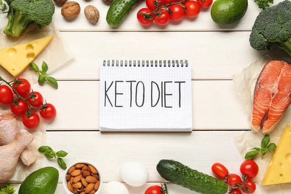 Notebook Szavakkal Keto Diet Friss Termékek Fehér Asztal Lapos Laikus — Stock Fotó