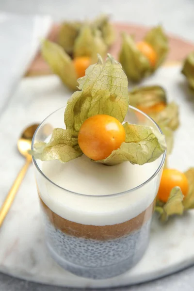 Delicioso Pudín Chía Decorado Con Physalis Mesa Primer Plano — Foto de Stock